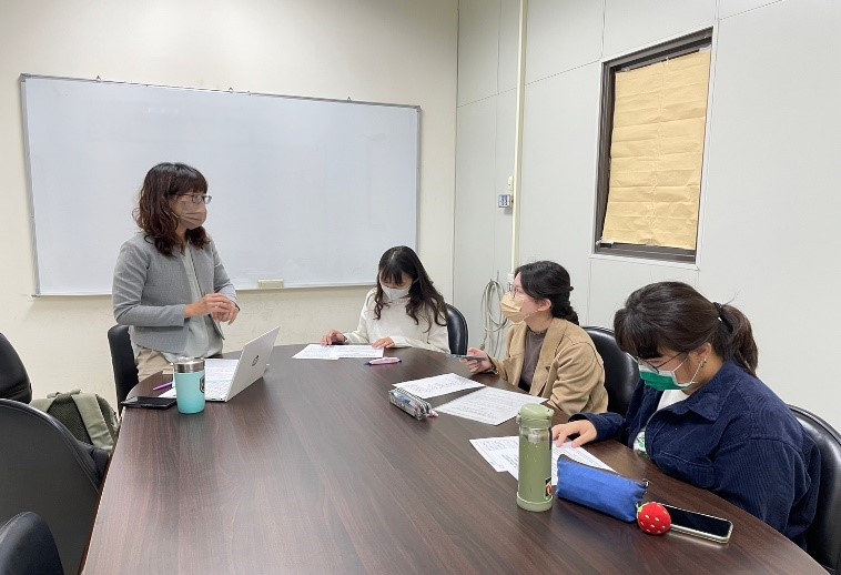 分組討論:pbl教室,5位講師與分組學生進行討論 2