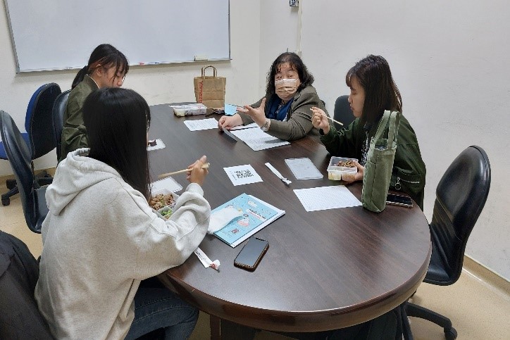 分組討論:pbl教室,5位講師與分組學生進行討論 3