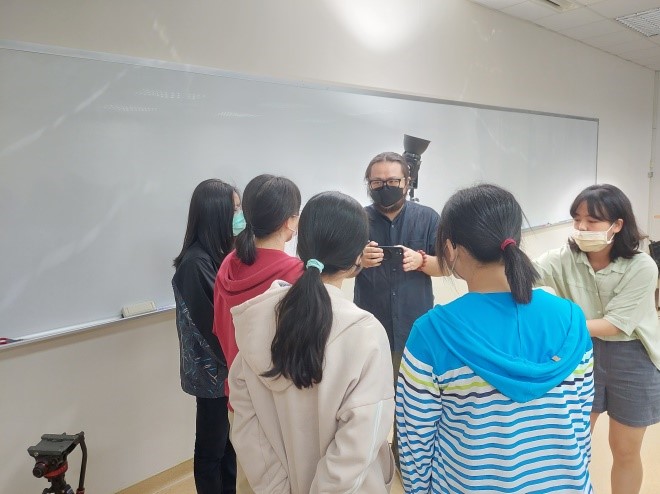 同學與李侑學攝影師熱烈互動
