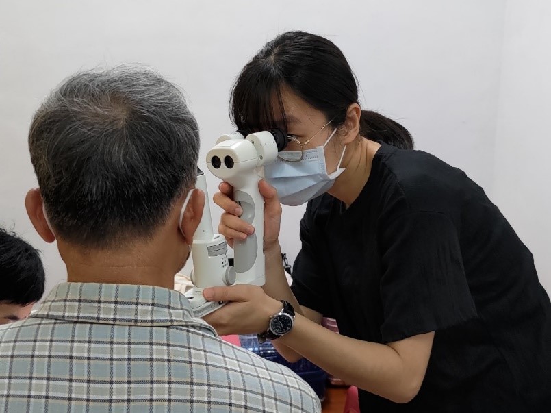 幫在地居民檢查眼生理是否正常