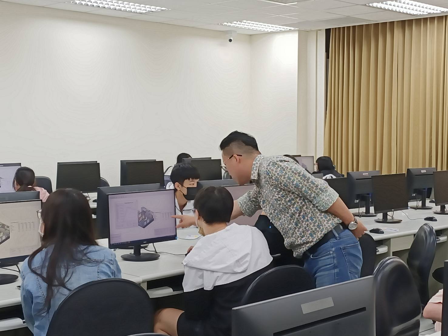 講師個別指導同學實作2