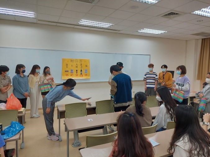 鄧雅凌老師檢視教具並說明製作原則