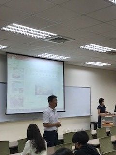 主持人介紹講師 1