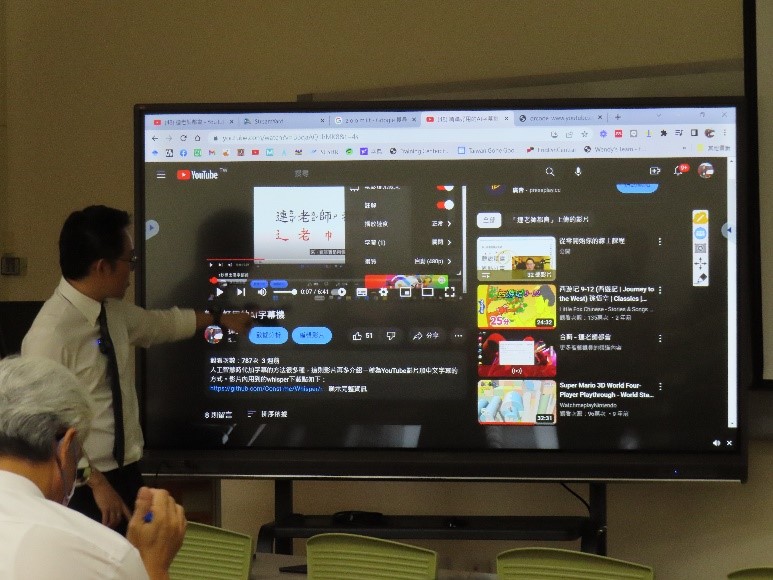 講師示範操作電子白板