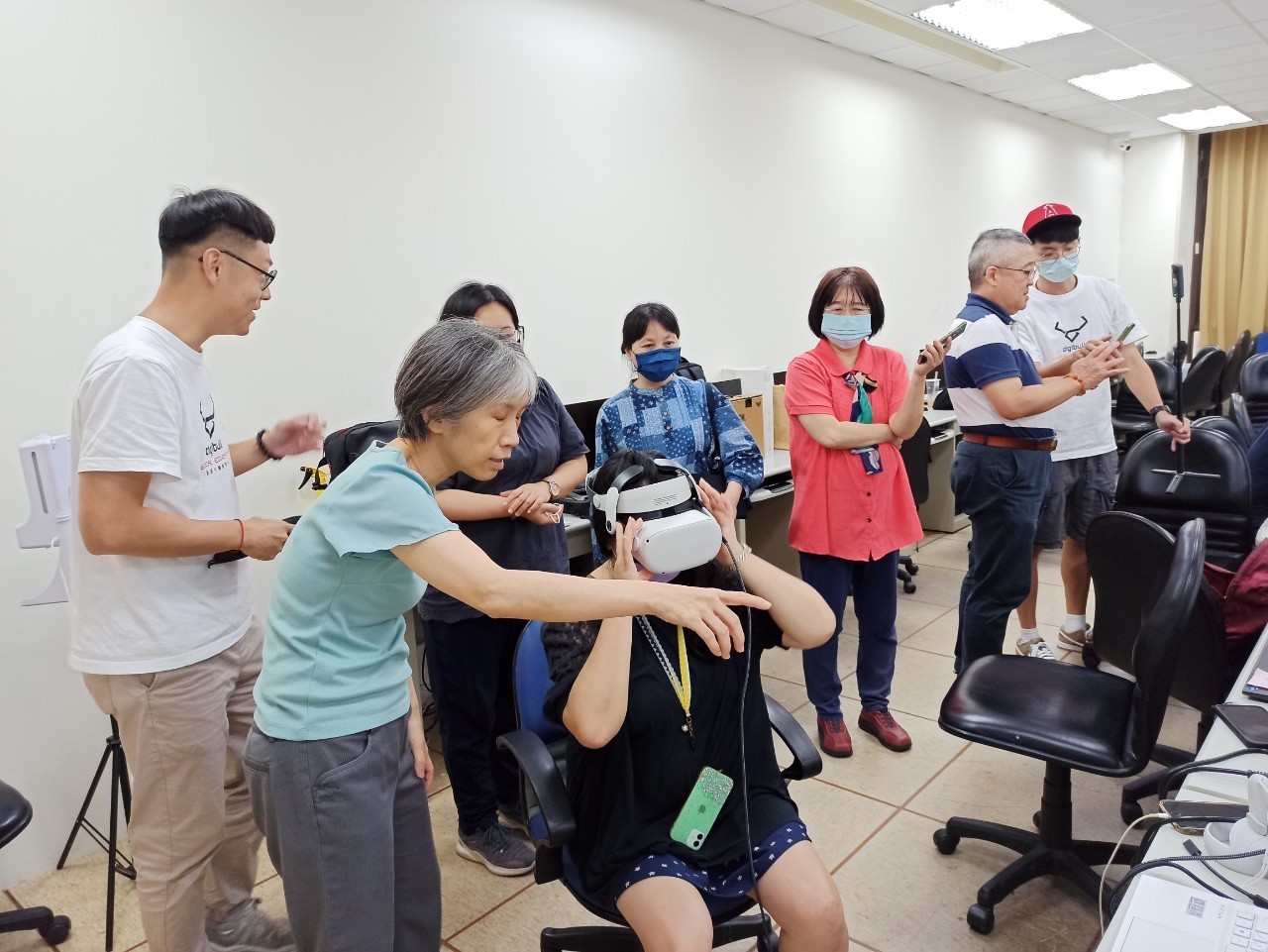參與學員體驗課程小組討論教案,實際呈現在VR虛擬實境的場景