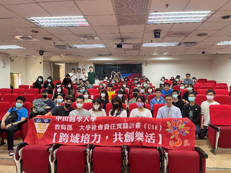 余權航主任與參加演講活動學生合影