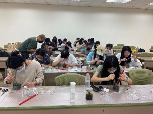 同學們實作生態瓶畫面
