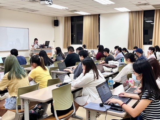 圖一、簡報設計場次＿講師為同學們介紹powerpoint技巧與實用功能 1