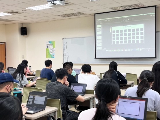 圖二、簡報設計場次＿經講師詳盡講解後，由同學們實戰演練，增加學習印象 1