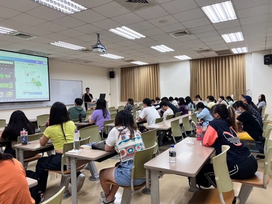 圖六、平面設計場次＿講師講解canva操作介面及實用功能，同學們實作 1