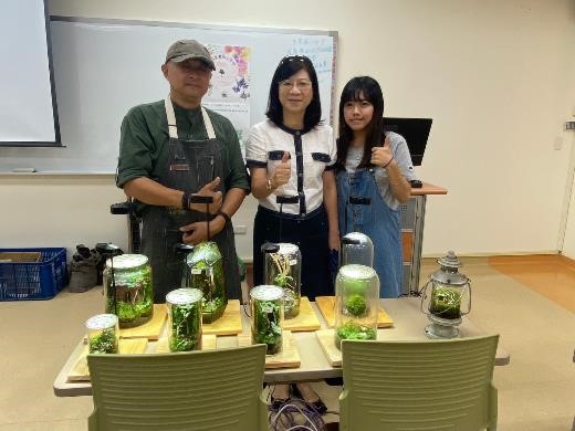 講師、教師成長中心主任、主辦學生合照
