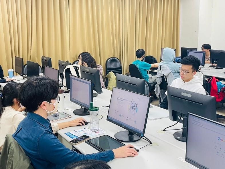 同學聆聽講師上課內容