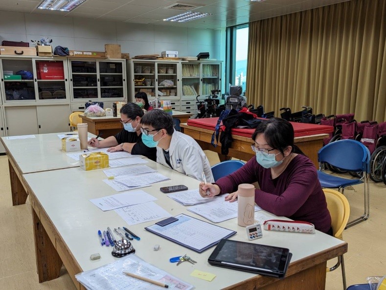 共有兩位臨床治療師和一位學校老師出席