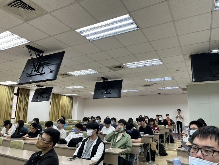 學生出席教案說明會