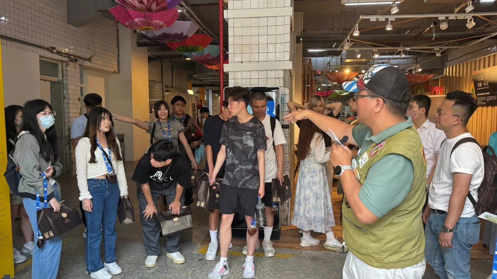 學生聽林千料老師講解中及qa