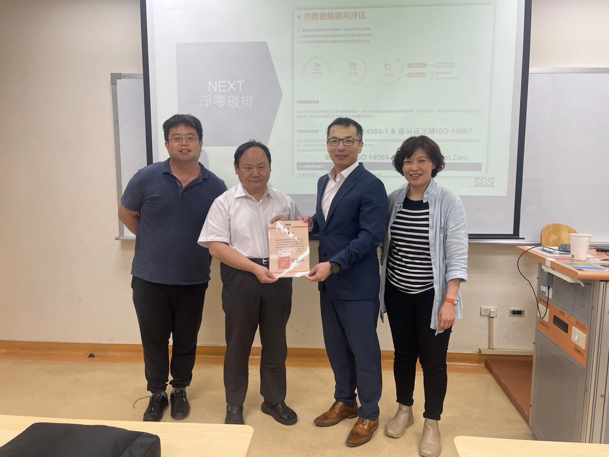 系上老師與講師合照