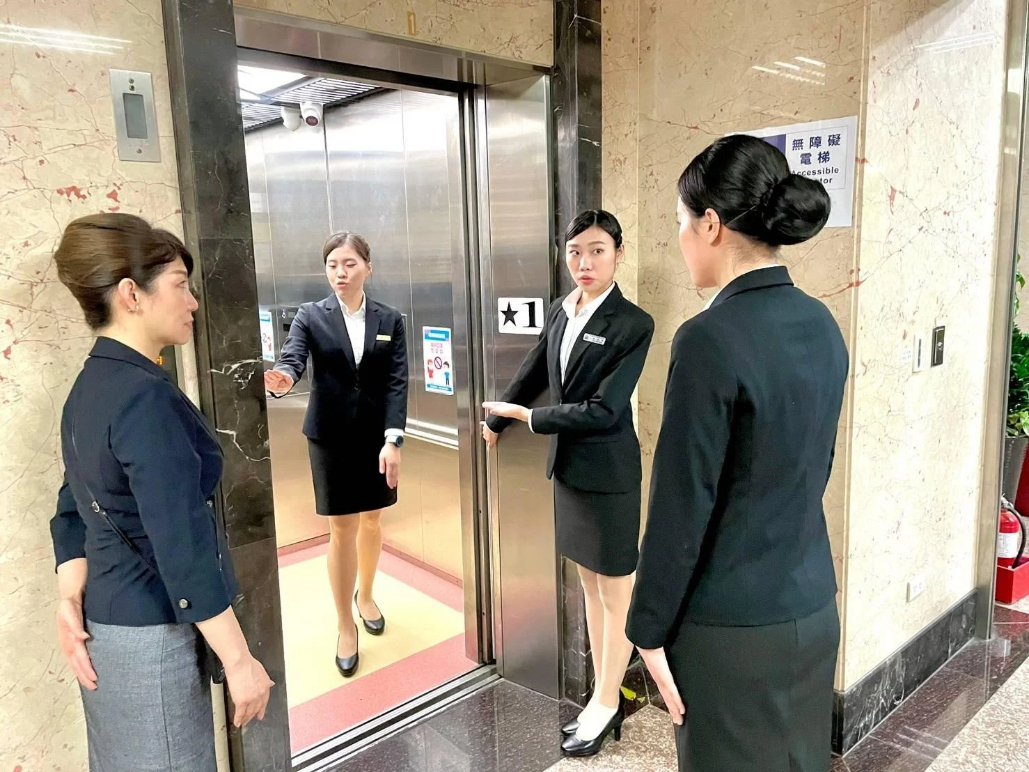 電梯禮儀練習