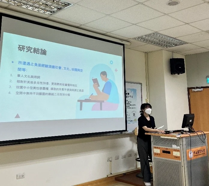 學生上台展現成果報告2