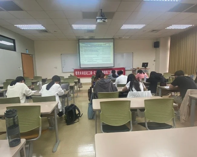 學員們作答申論考題