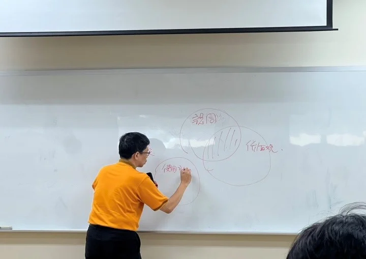老師透過板書給予同學回饋