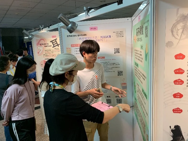 學生向評審委員講解