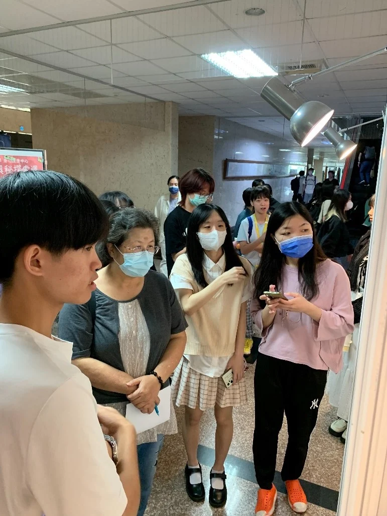 評審委員觀看海報