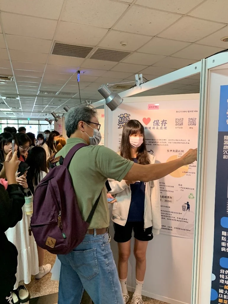 學生向評審委員講解