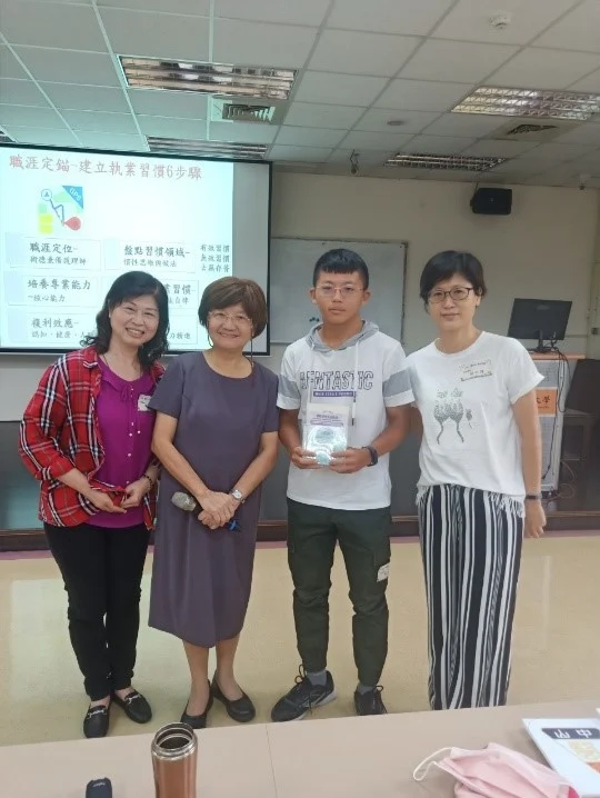 李選老師演講活動頒獎與導師合影