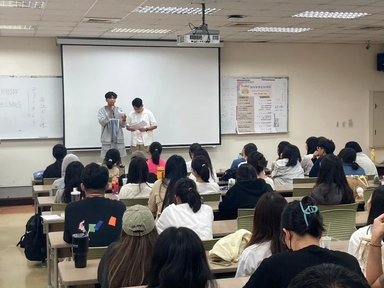 系學會學長姊向新生說明兩日活動內容