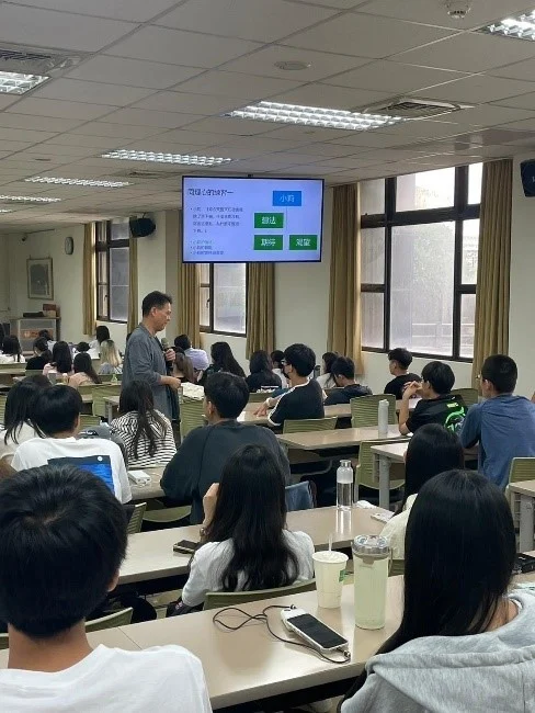 吳學志老師與同學互動