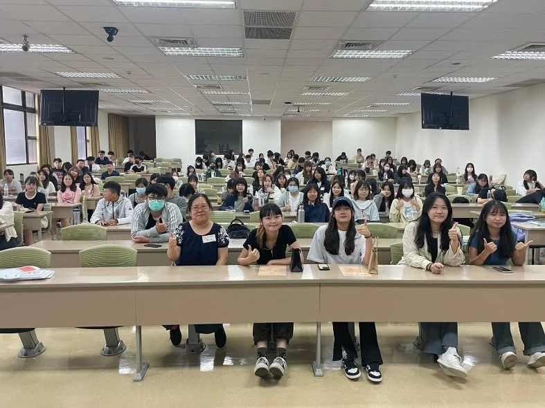 與四年級學姊合照