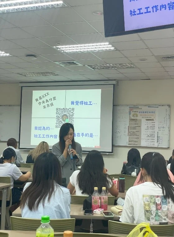 周社工師與新生互動
