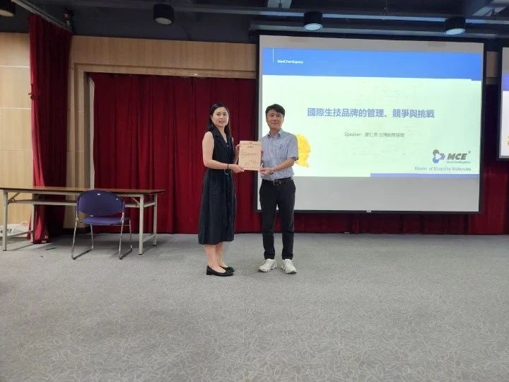 系友演講,使學弟妹收益良多,老師致贈感謝狀