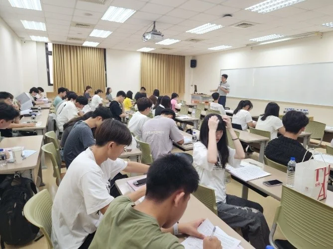 師生相見歡,系主任致詞