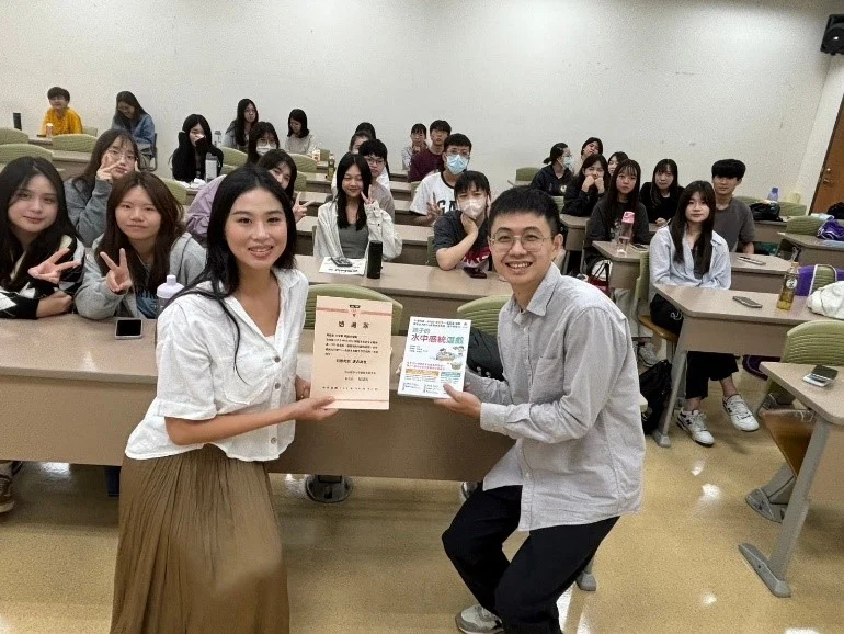 頒發感謝狀與合照