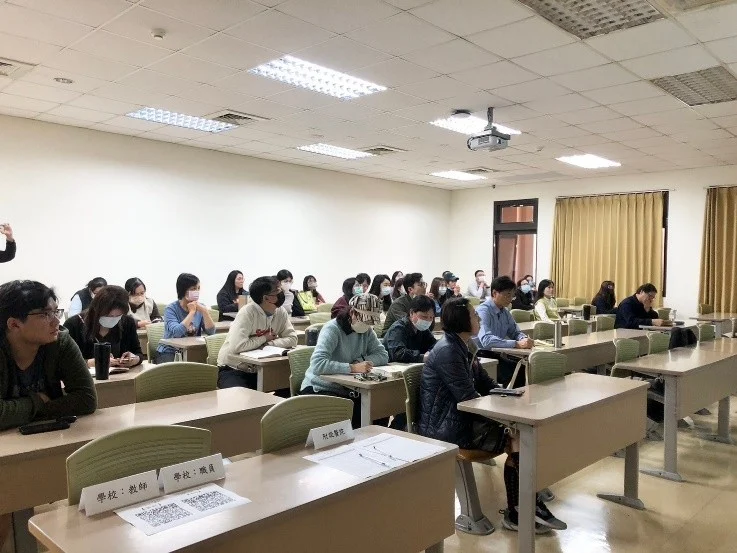 02與會者聆聽講座