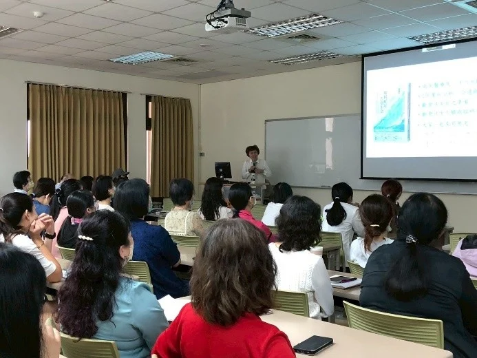 與會者聆聽演講